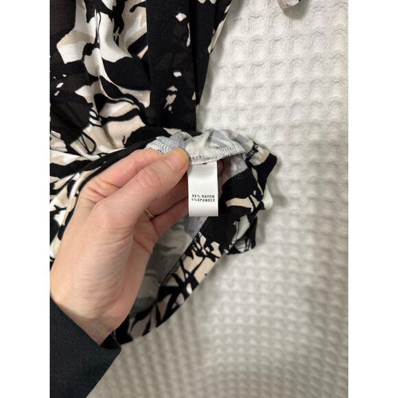 St. John Black White Tan Floral Short Sleeve Top Sz Med - Picture 4 of 7